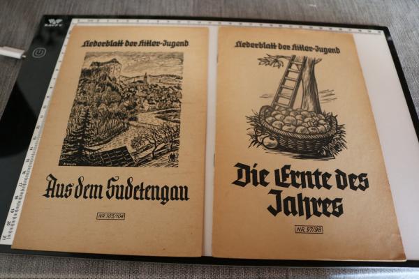 zwei Liederblätter der Hitler-Jugend